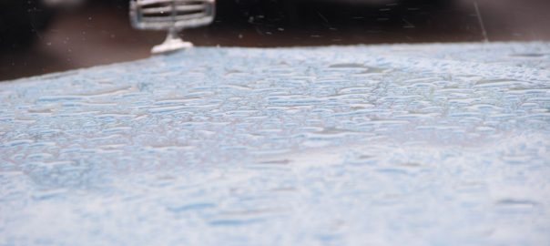 Regen auf Oldtimerhaube (Foto: Hell)